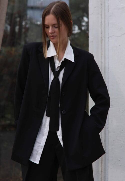 Juodas laisvo silueto švarkas